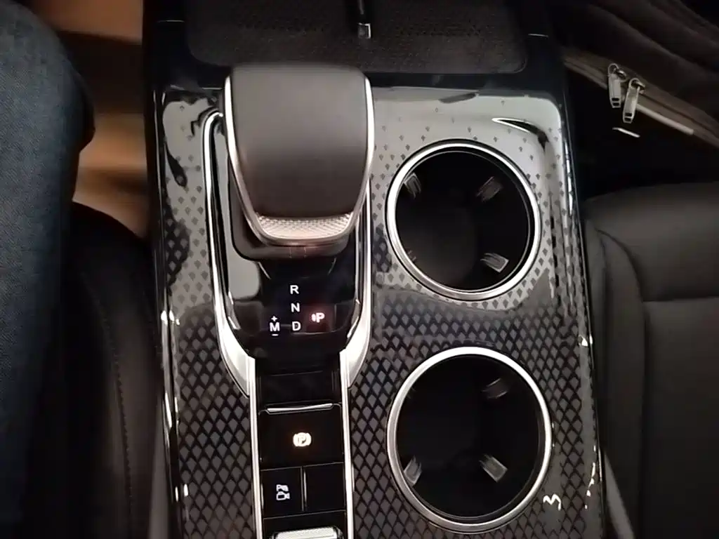 Hongqi Hongqi HS3 — миниатюра 14