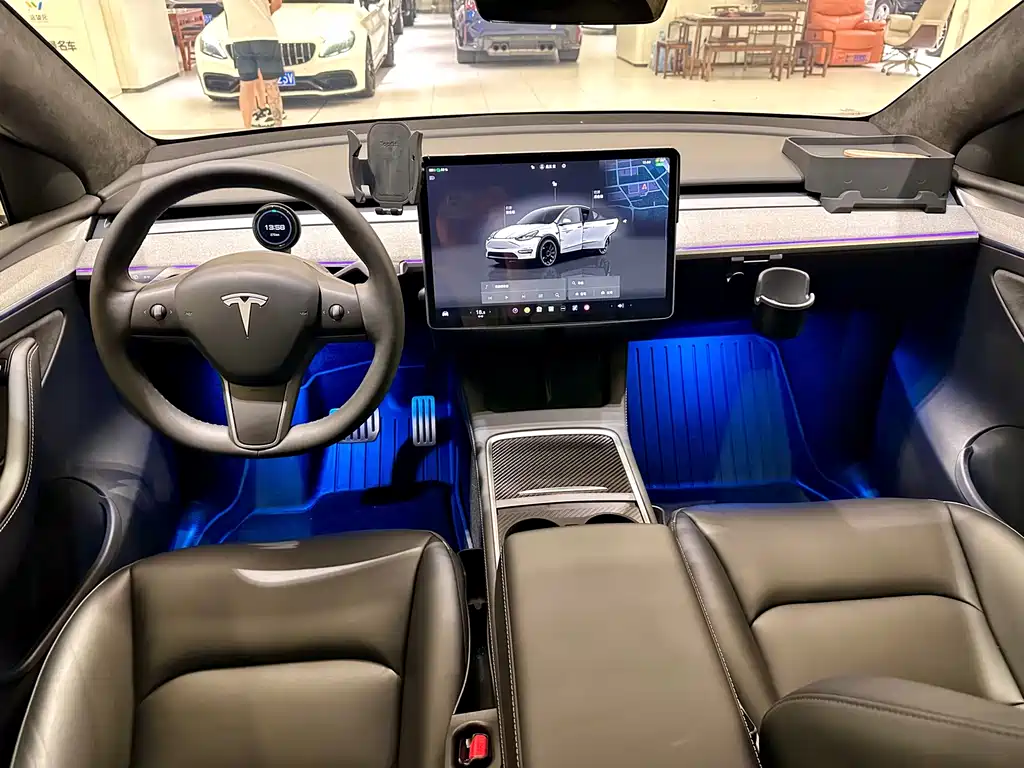 Tesla Model Y — миниатюра 14