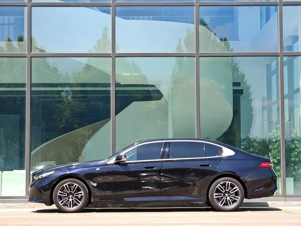 BMW 5 Series — миниатюра 3