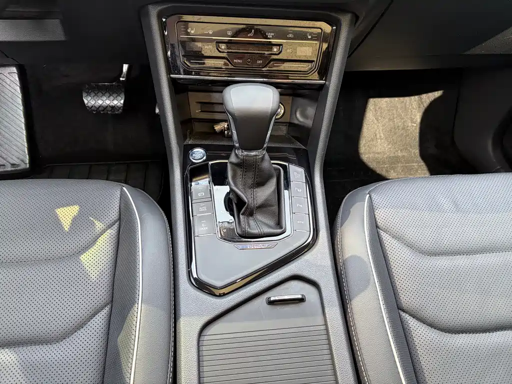 Volkswagen Tiguan L PHEV — миниатюра 12