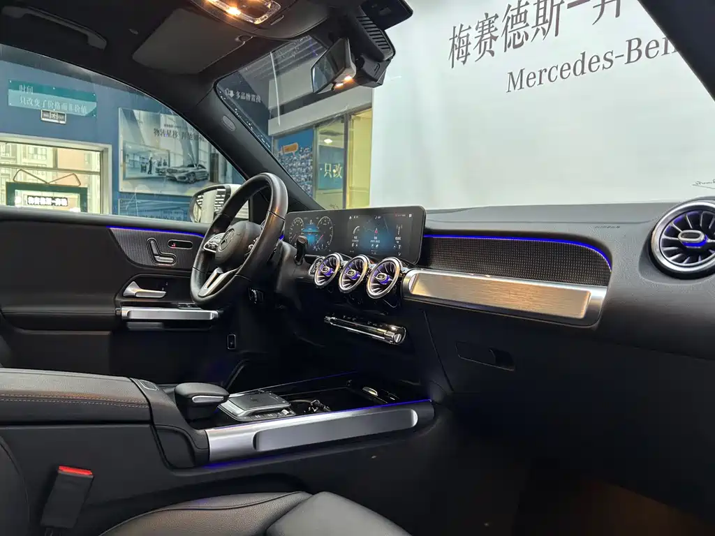 Mercedes-Benz GLB — миниатюра 11