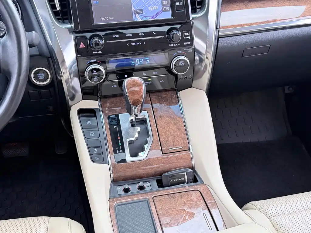 Toyota Alphard — миниатюра 12