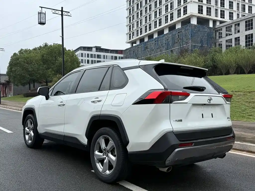 Toyota RAV4 — миниатюра 6
