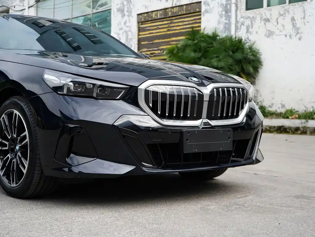 BMW 5 Series — миниатюра 10