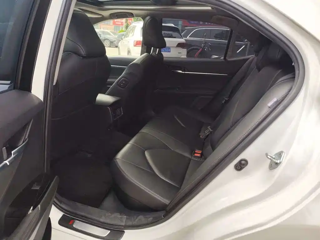 Toyota Camry — миниатюра 4