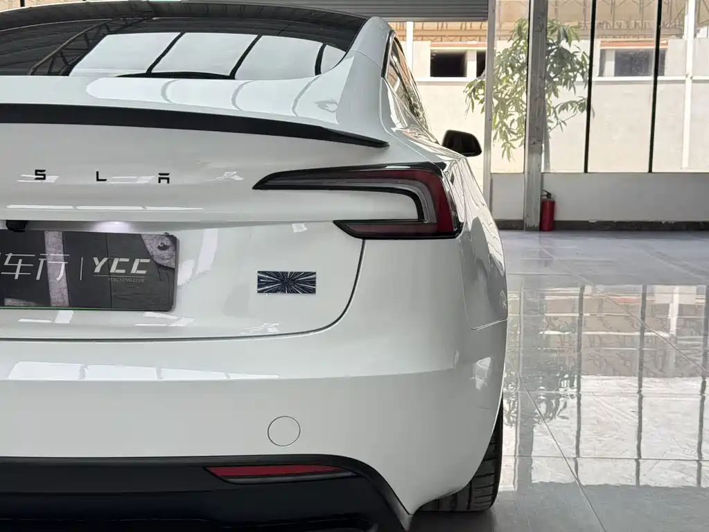 Tesla Model 3 — миниатюра 12