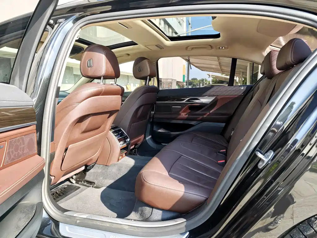 BMW 7 Series — миниатюра 6