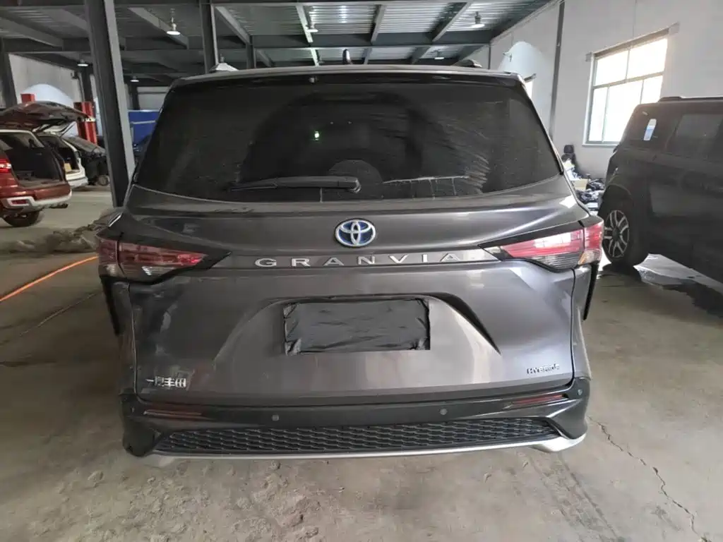 Toyota Granvia — миниатюра 6