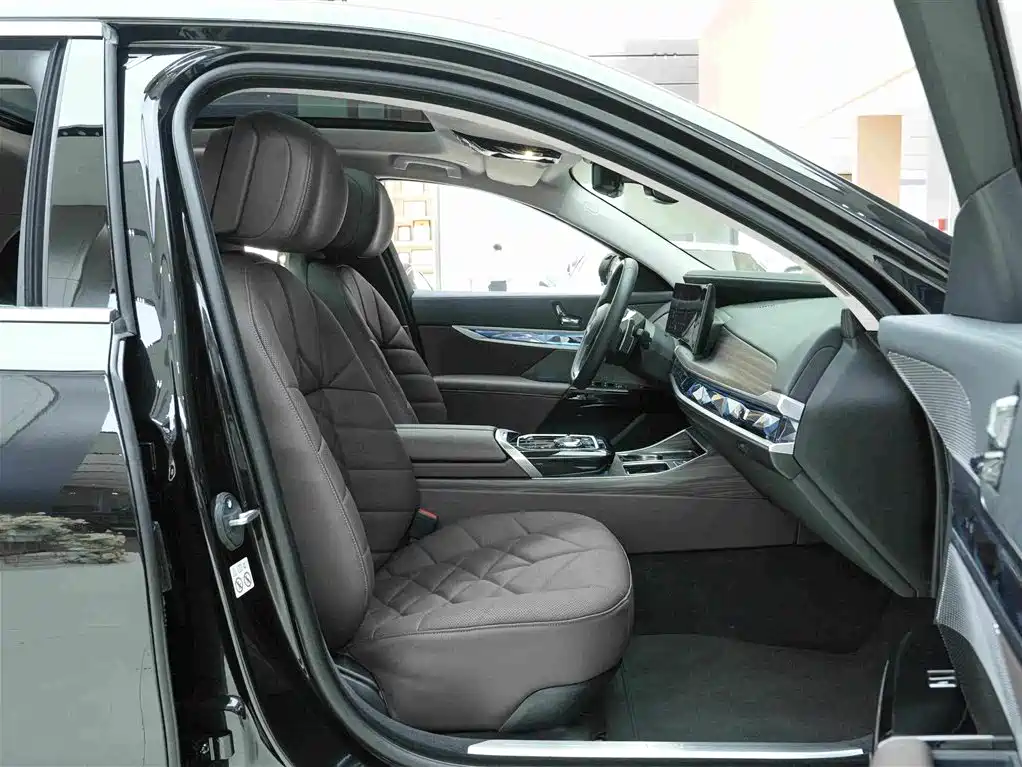 BMW 7 Series — миниатюра 12