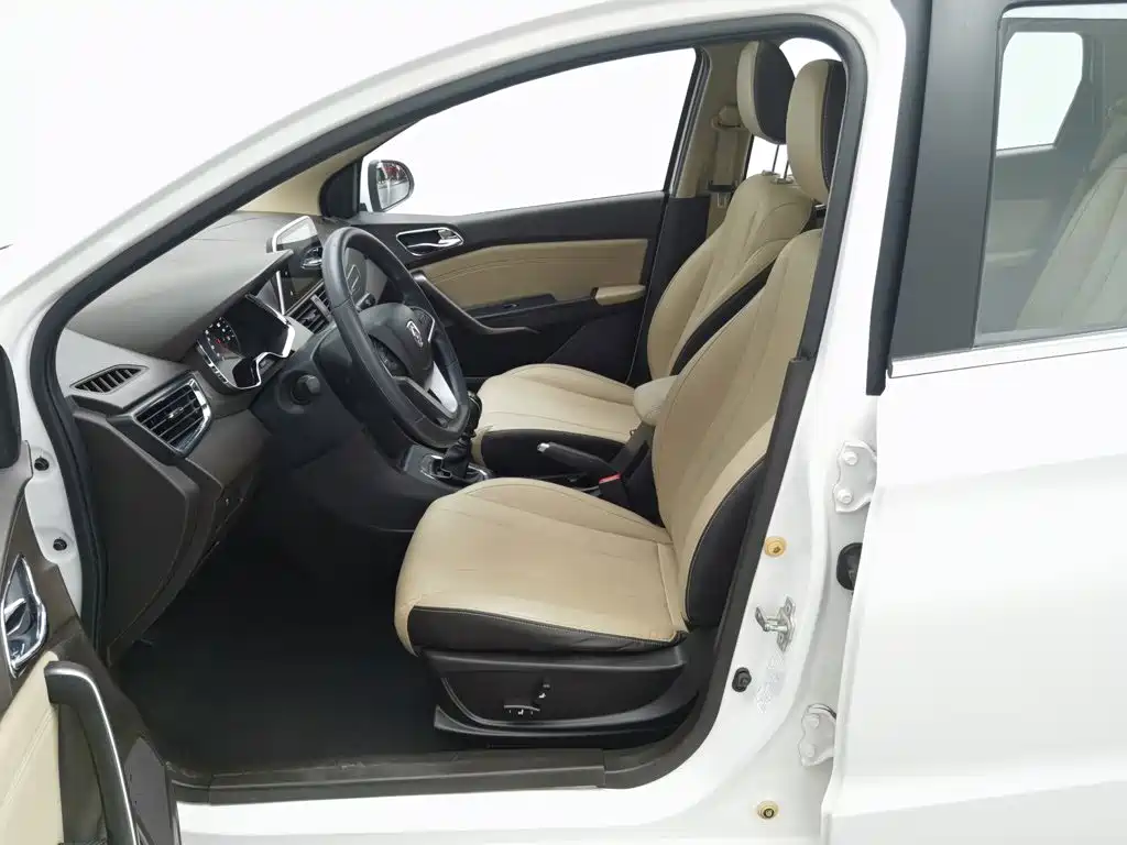 Baojun 310W — миниатюра 10