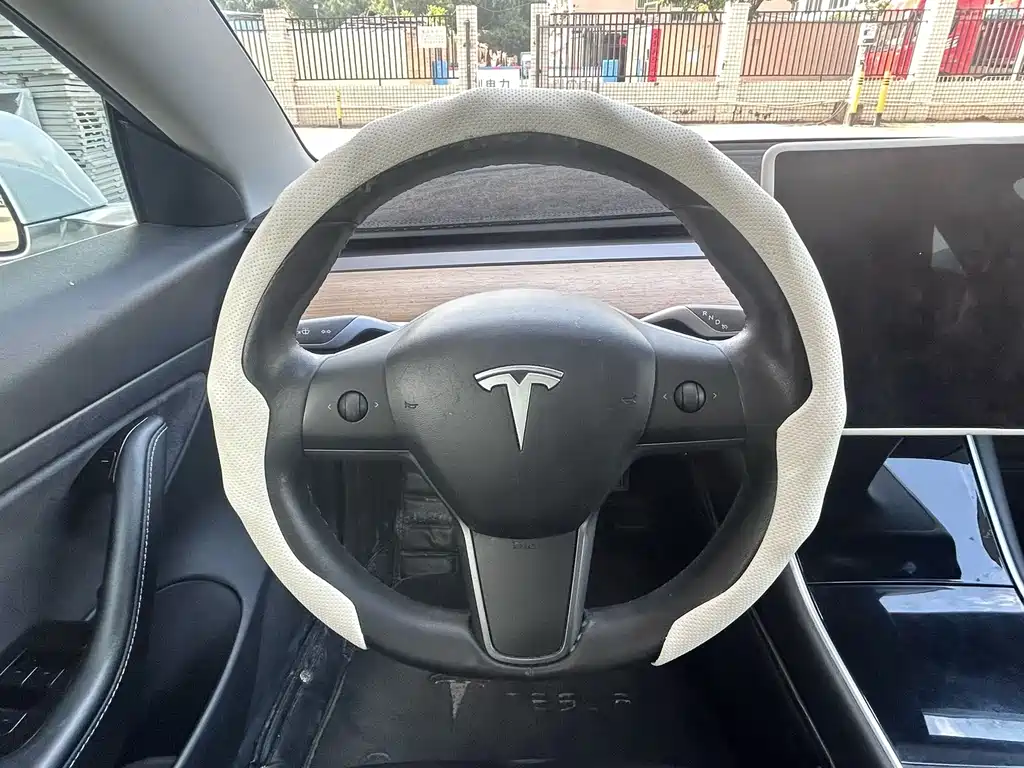 Tesla Model 3 — миниатюра 7