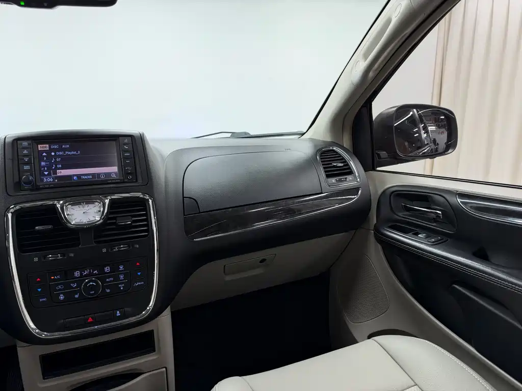 Chrysler Grand Voyager (Import) — миниатюра 10