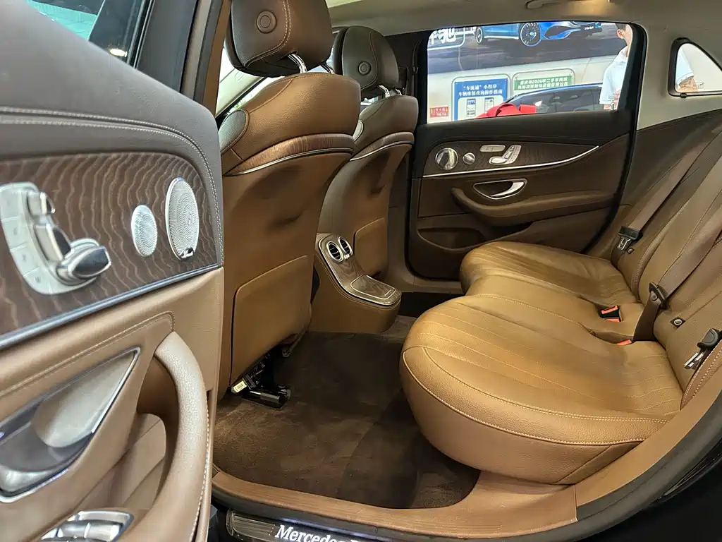 Mercedes-Benz E-Class — миниатюра 9