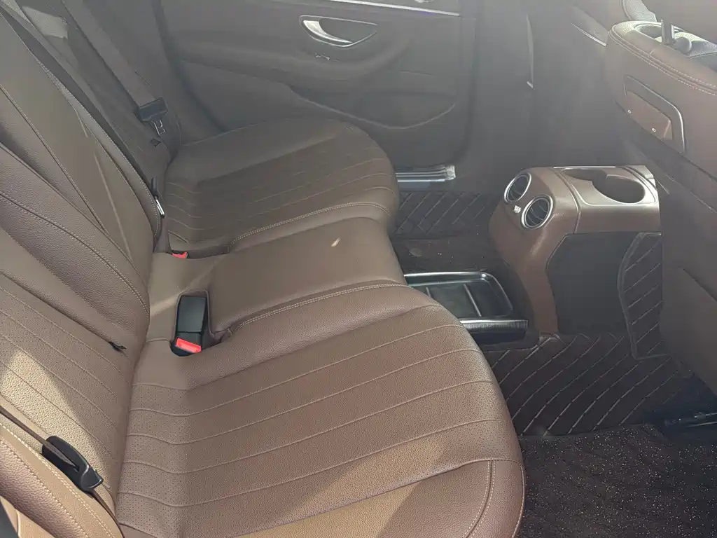 Mercedes-Benz E-Class — миниатюра 9