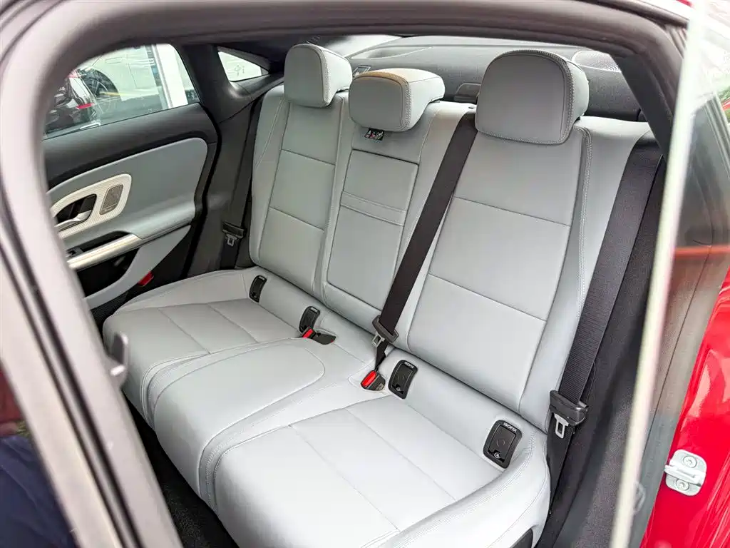 Mercedes-Benz CLA 2025 300L