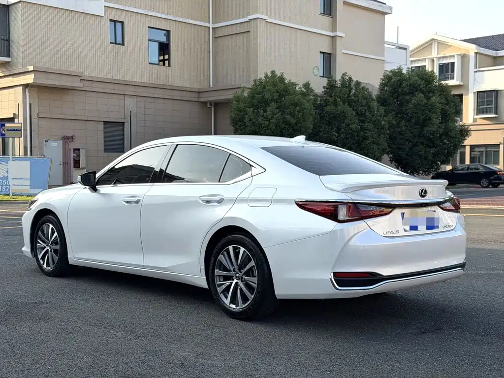 Lexus ES — миниатюра 7