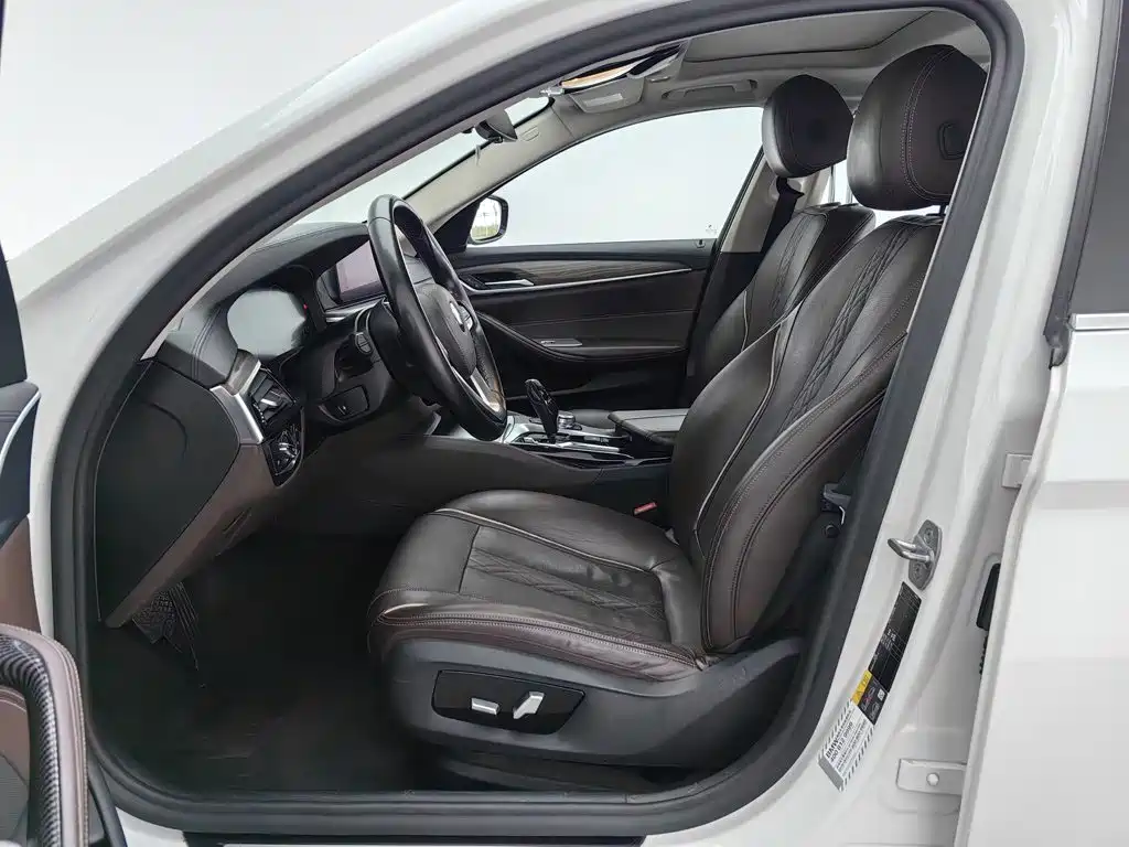 BMW 5 Series New Energy — миниатюра 10