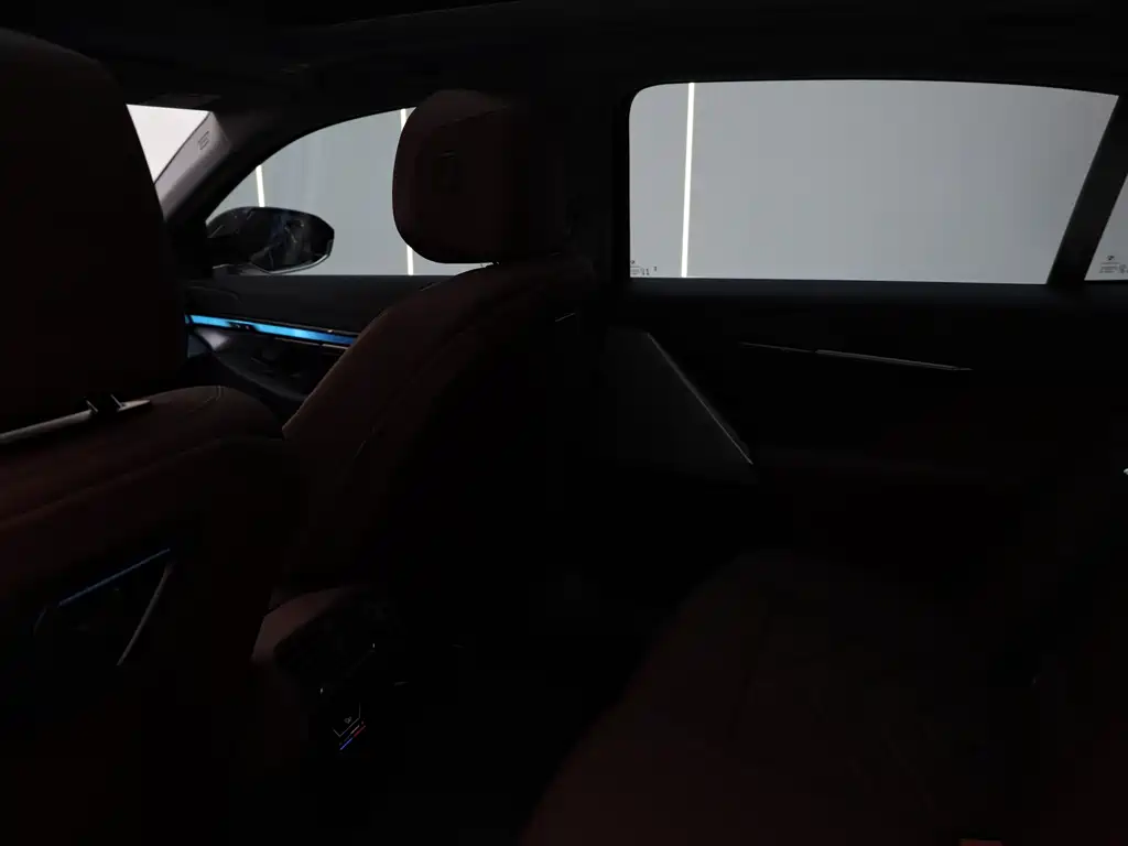 BMW i5 — миниатюра 9