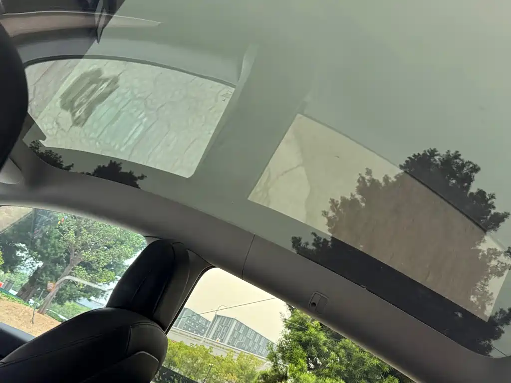 Tesla Model Y — миниатюра 7