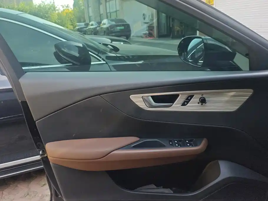 Hongqi Hongqi E-QM5 — миниатюра 7