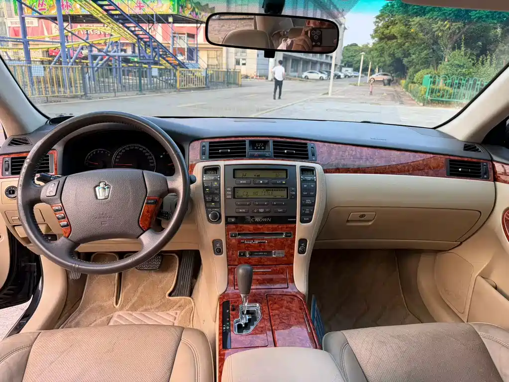 Toyota Crown — миниатюра 6