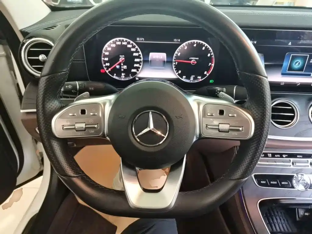 Mercedes-Benz E-Class — миниатюра 11