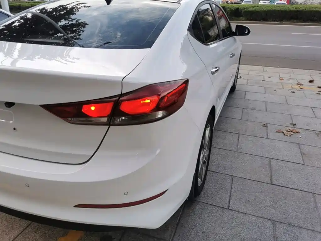 Hyundai Elantra — миниатюра 8