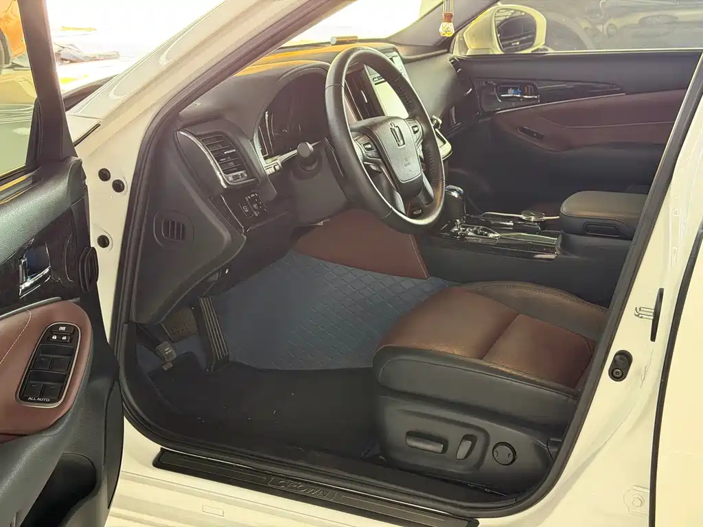Toyota Crown — миниатюра 3