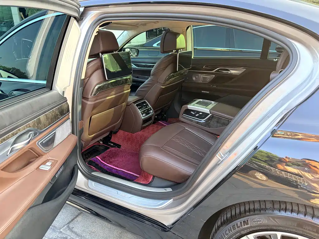 BMW 7 Series — миниатюра 7