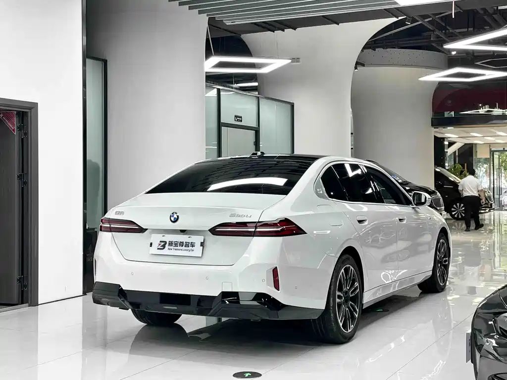 BMW 5 Series — миниатюра 11