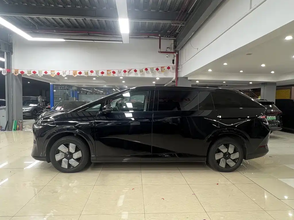 XPeng X9 — миниатюра 5