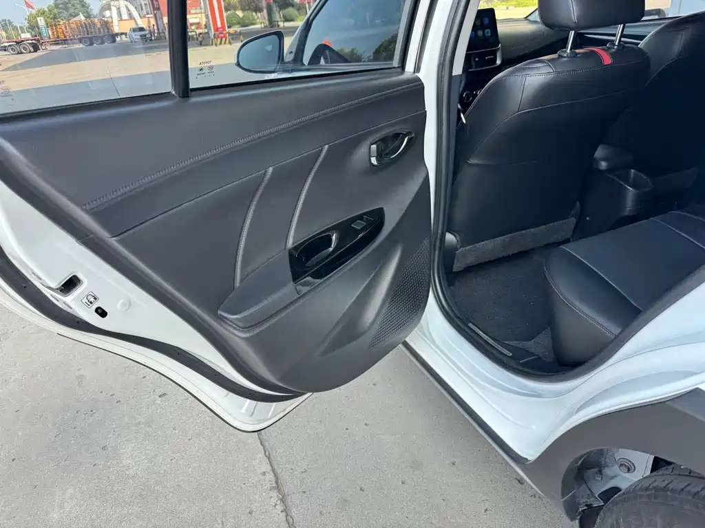Toyota Yaris L — миниатюра 10