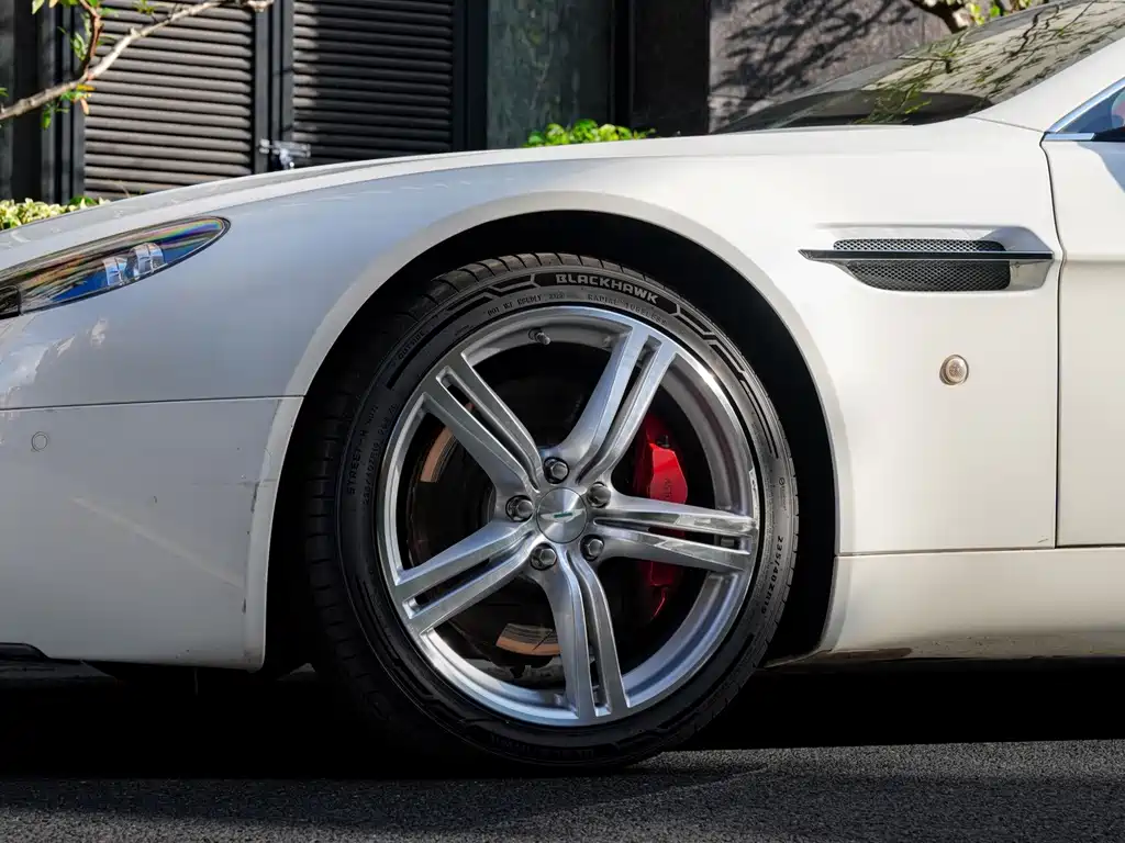 Aston Martin V8 Vantage — миниатюра 4