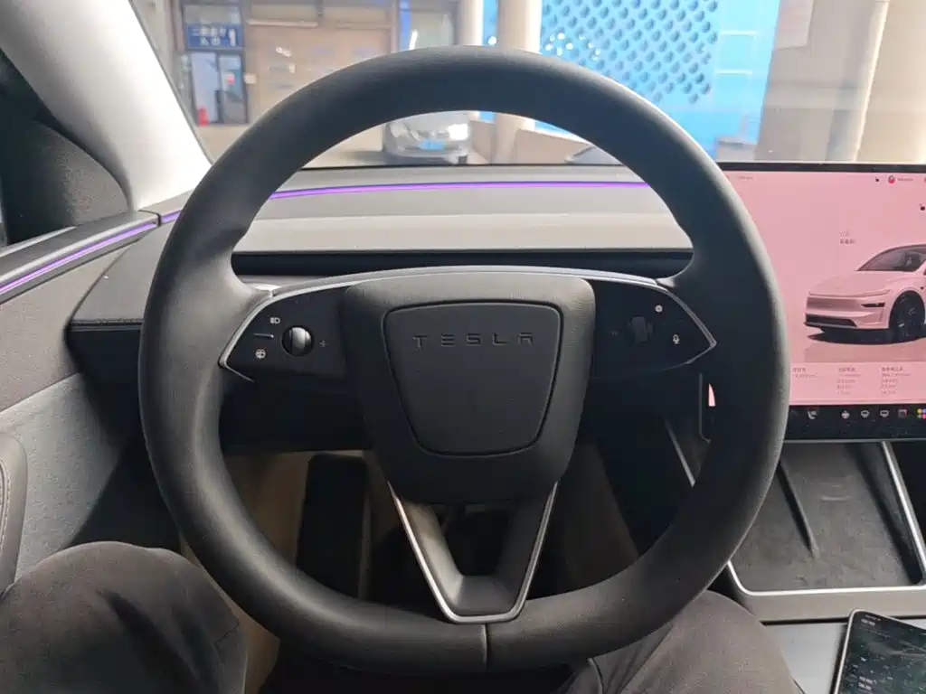 Tesla Model Y — миниатюра 11