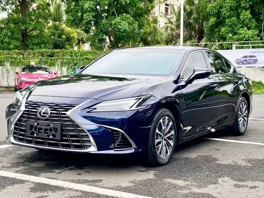 Lexus ES 2025