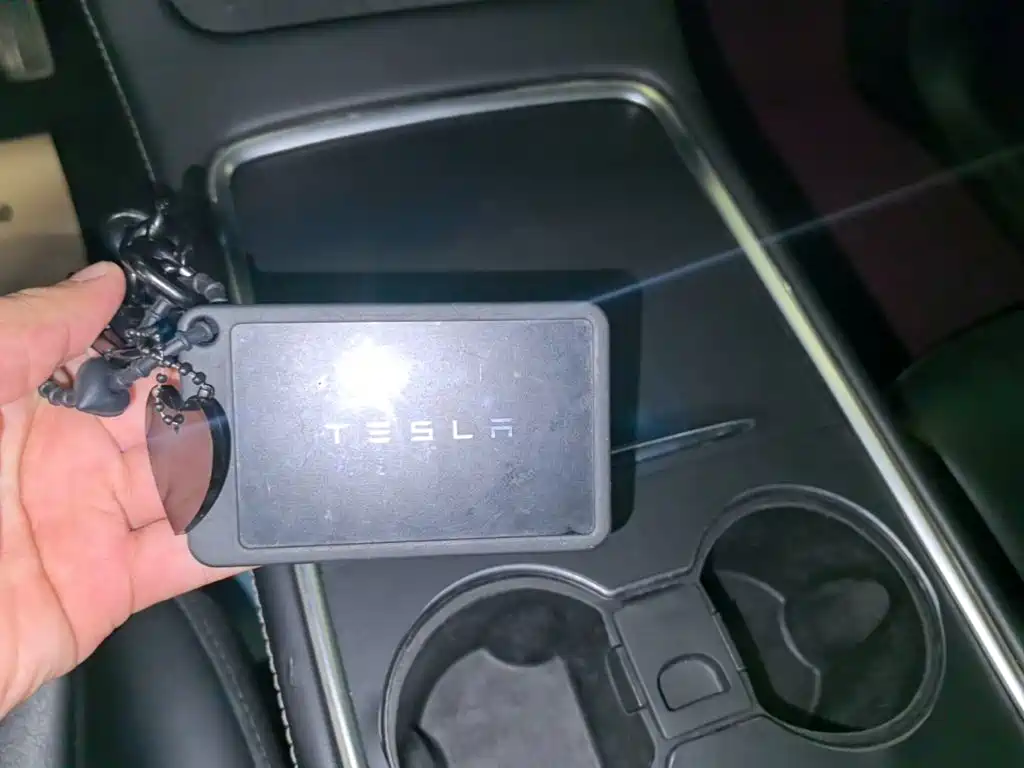 Tesla Model Y — миниатюра 9