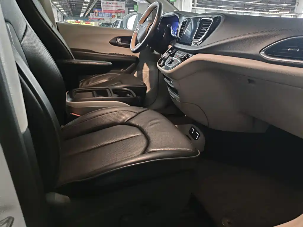 Chrysler Grand Voyager PHEV (Import) — миниатюра 9