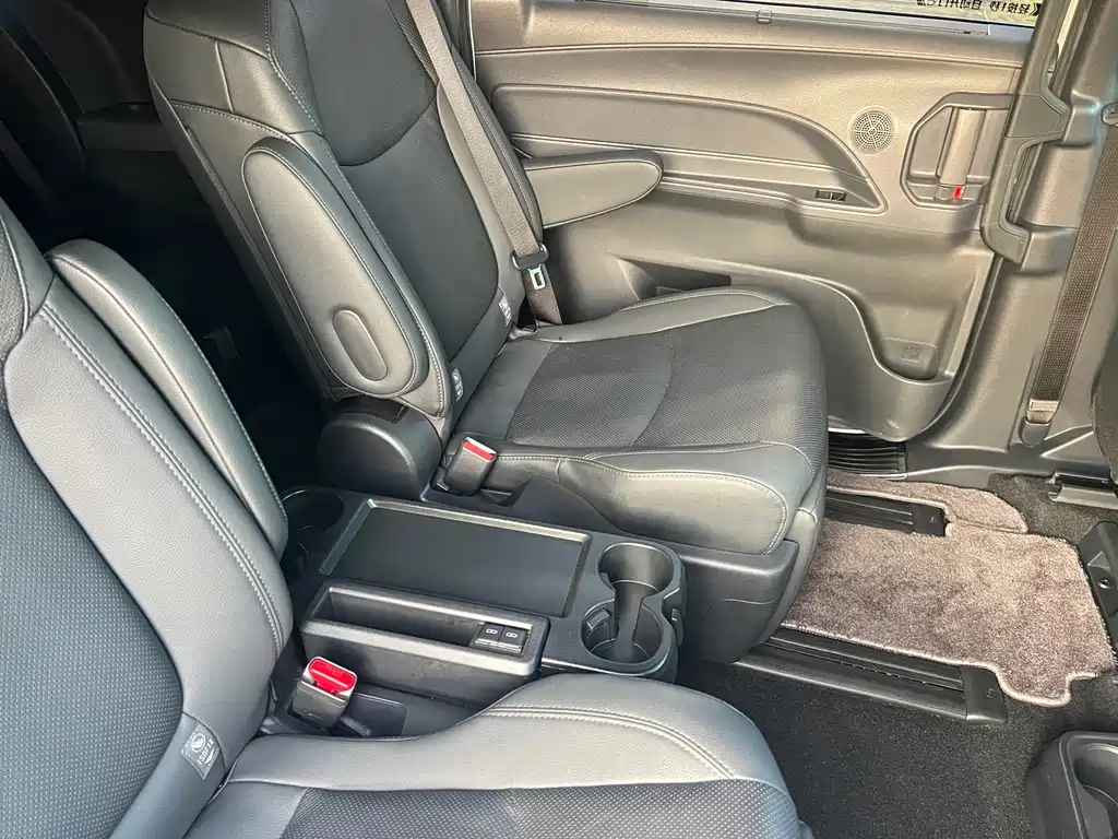 Toyota Sienna — миниатюра 18