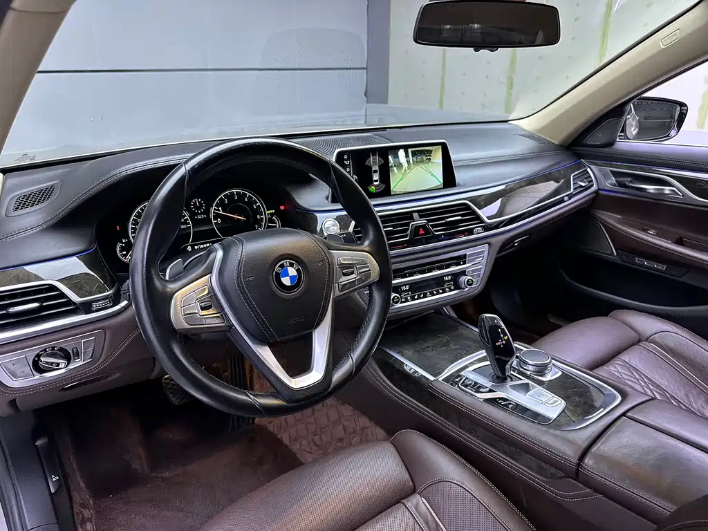 BMW 7 Series — миниатюра 10