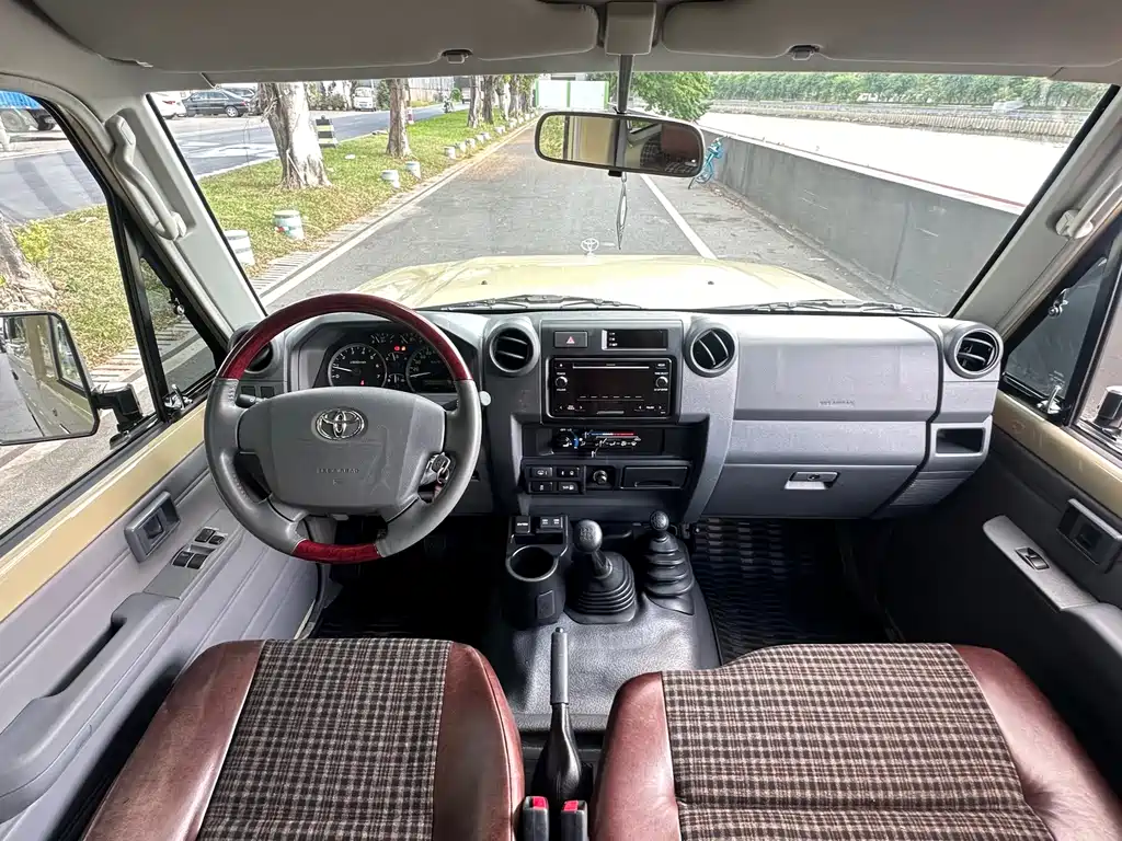 Toyota Land Cruiser — миниатюра 10
