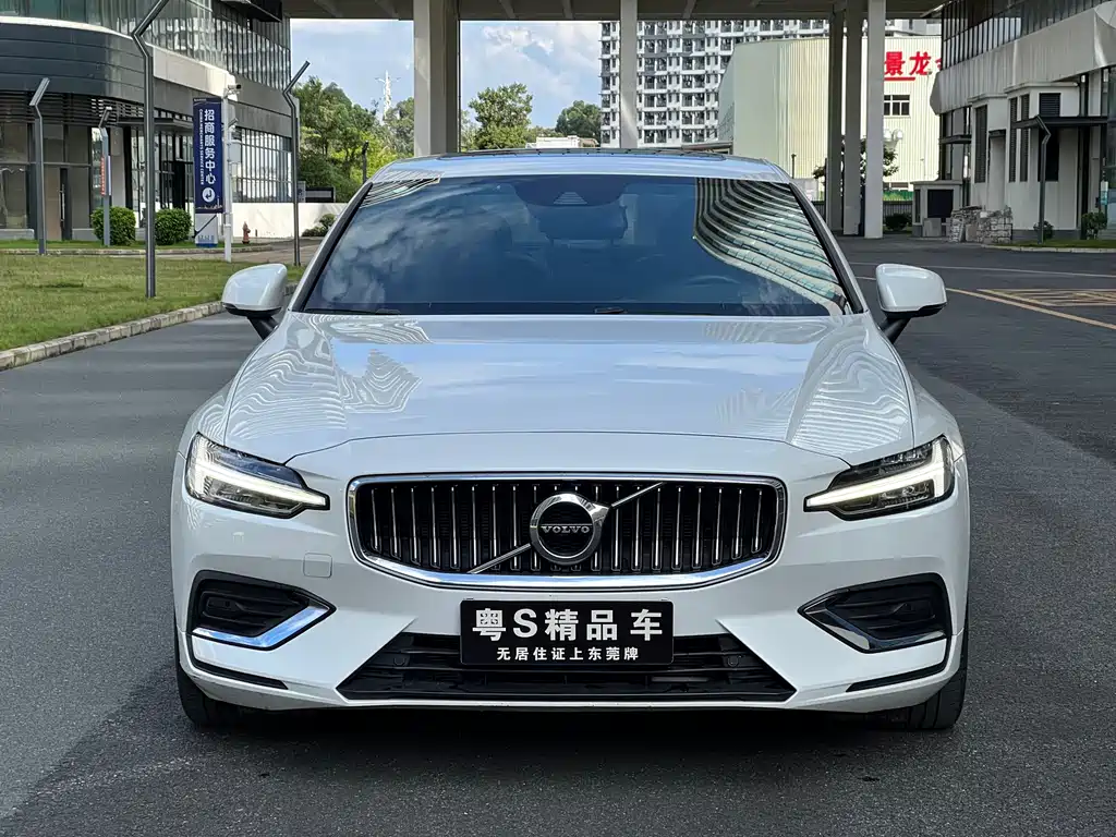 Volvo S60 2022 B4 Luxury