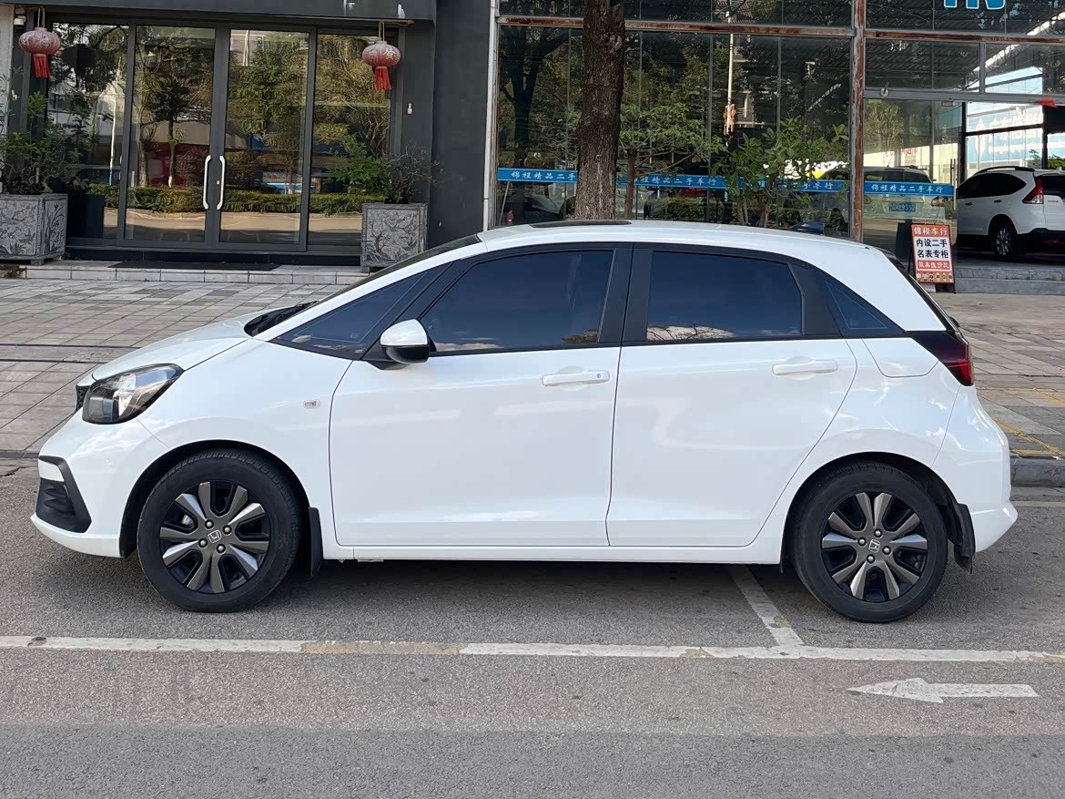 Honda Fit 1.5 л 2022 г. Белый, пробег 29000 км