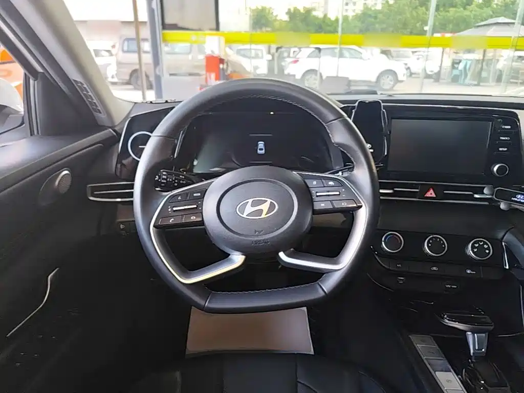 Hyundai Elantra — миниатюра 11