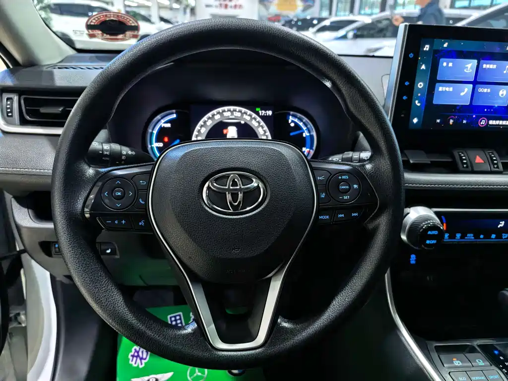 Toyota RAV4 — миниатюра 11