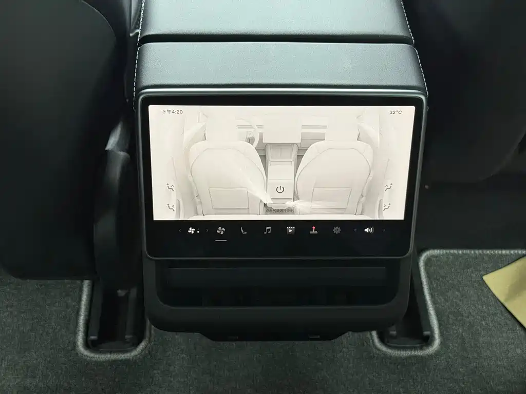 Tesla Model 3 — миниатюра 17