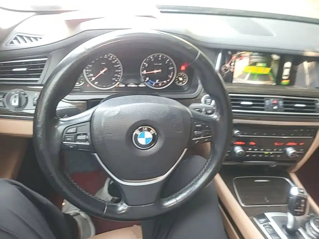 BMW 7 Series — миниатюра 11