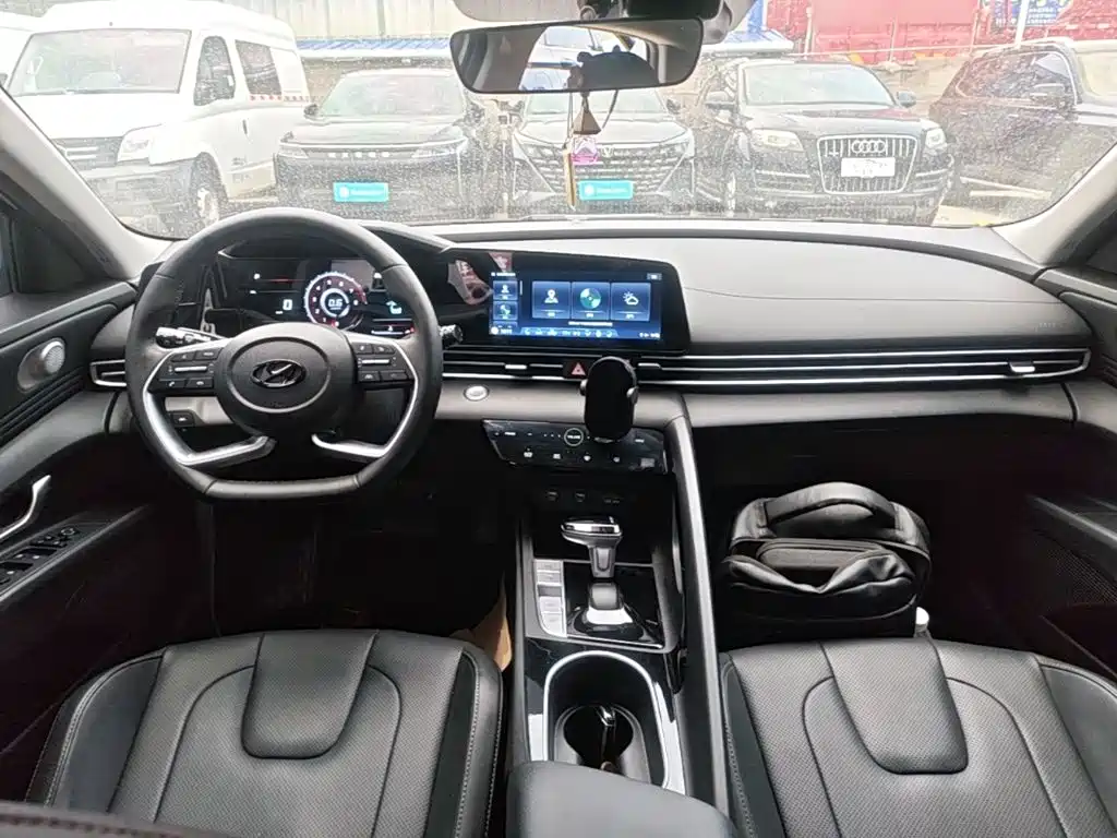 Hyundai Elantra — миниатюра 10