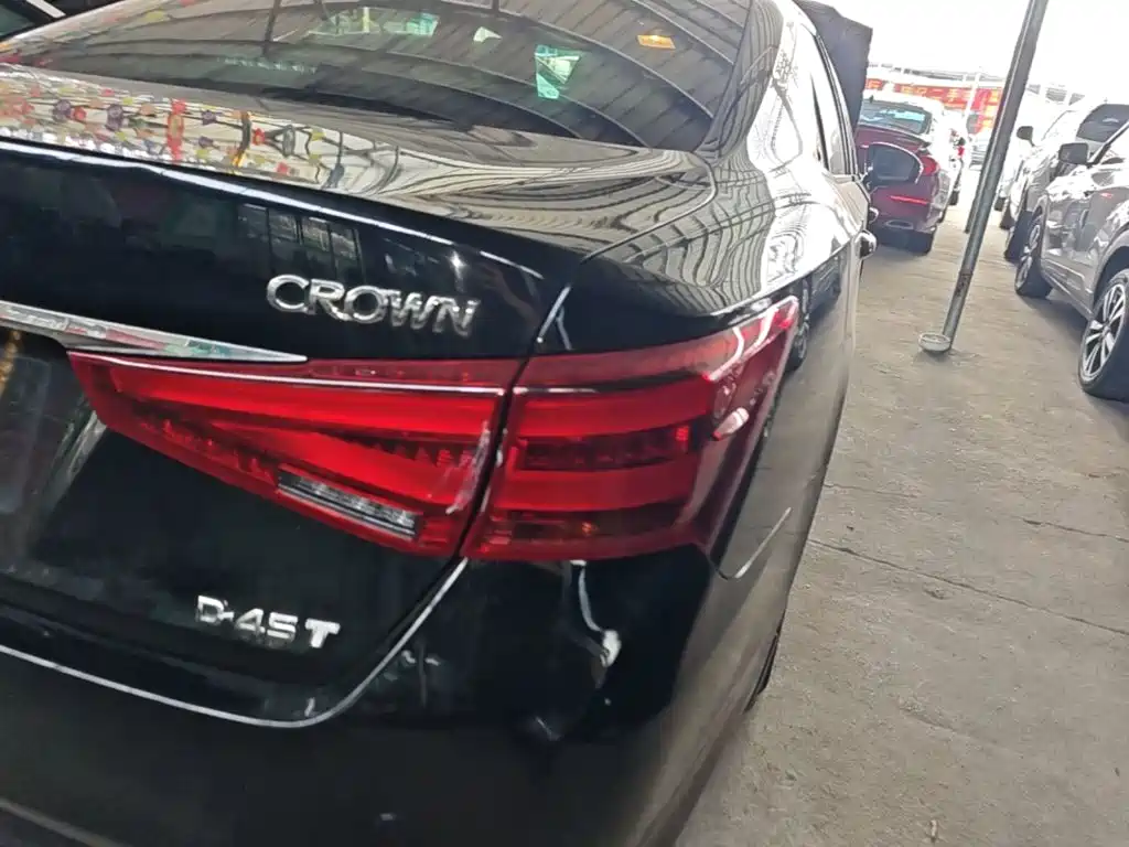 Toyota Crown — миниатюра 8