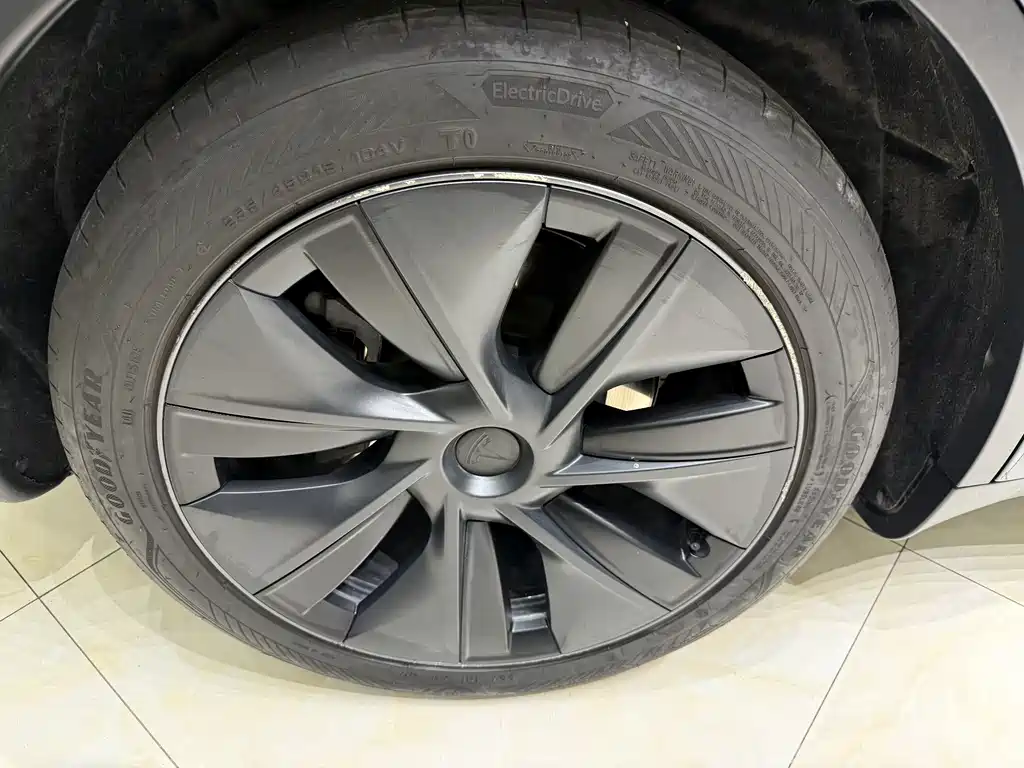 Tesla Model Y — миниатюра 15