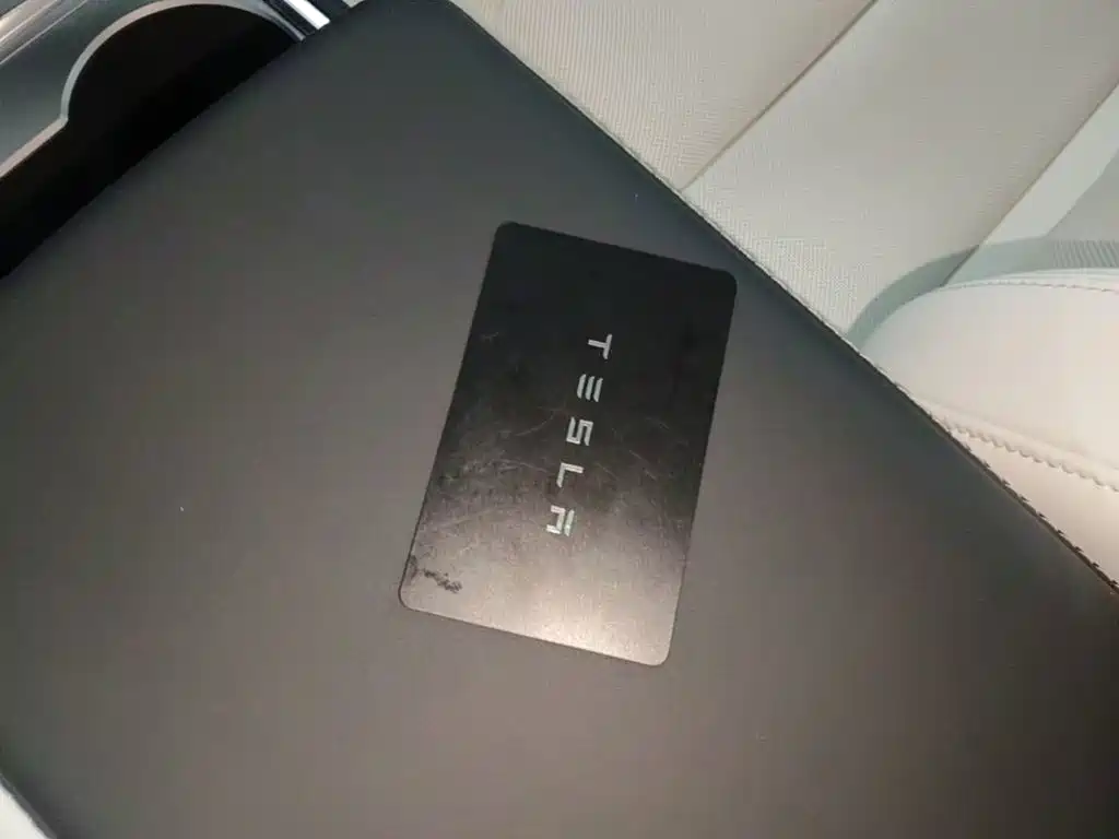 Tesla Model Y — миниатюра 9